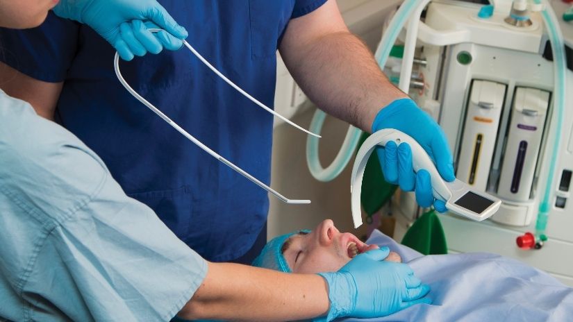 Supporting intubation in emergency situations with i-view™ and USB™